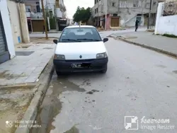 Renault Clio à Bab Alioua