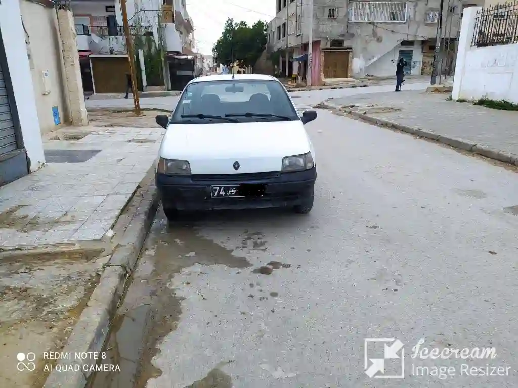 Renault Clio à Bab Alioua0