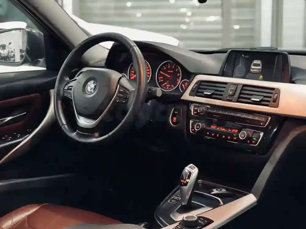 Bmw 318i - Vue 8