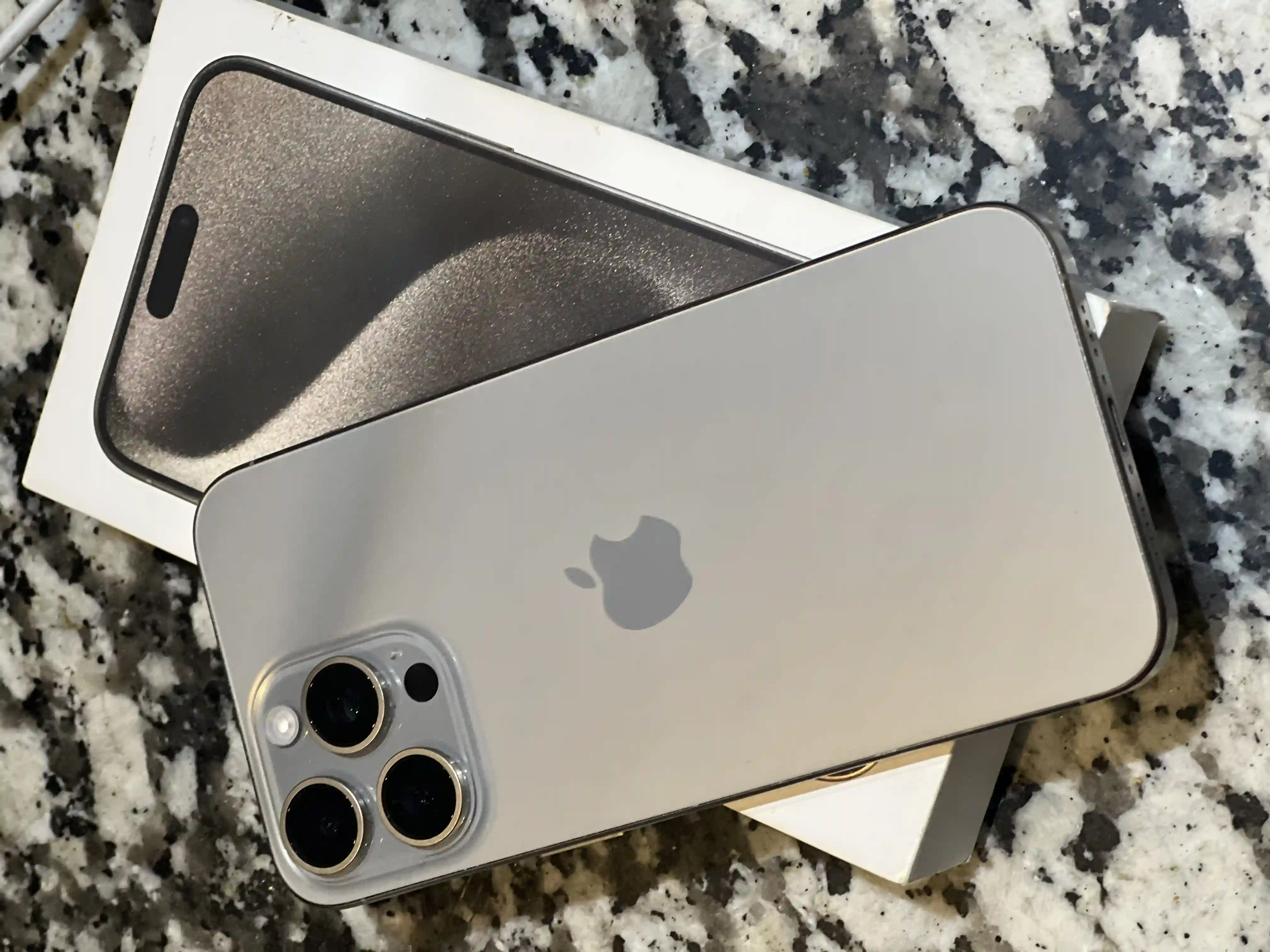I Phone 15 pro max à El Menzah - Vue 1
