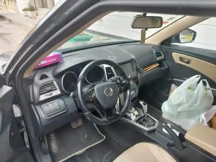 À Vendre Ssangyong Tivoli 16 Essence - Automatique - Vue 3