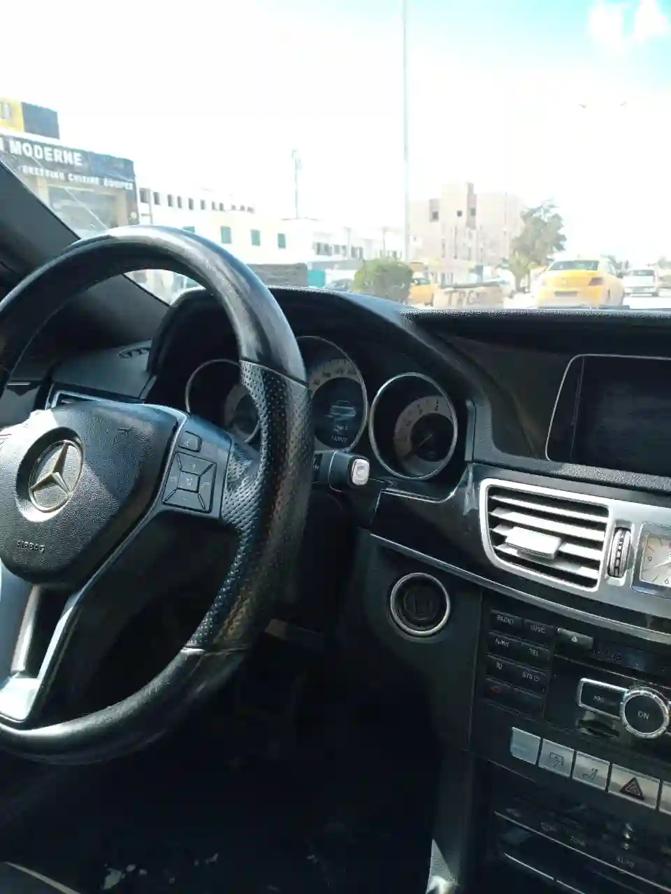 Mercedes E200 à Oued Ellil - Vue 1