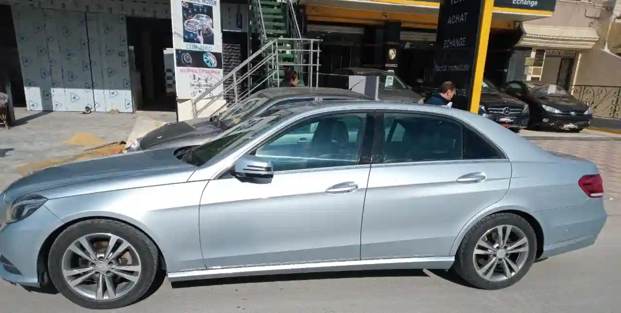 Mercedes E200 à Oued Ellil - Vue 3