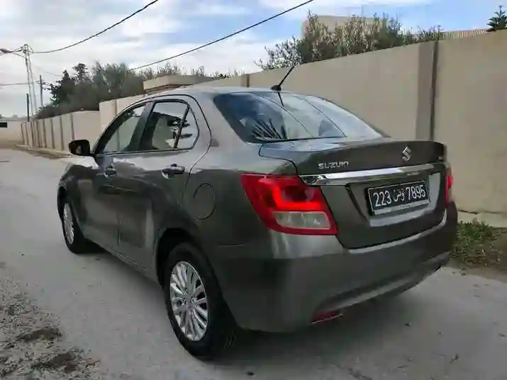 Suzuki Dzire Première Main EN Très BON État - Vue 4