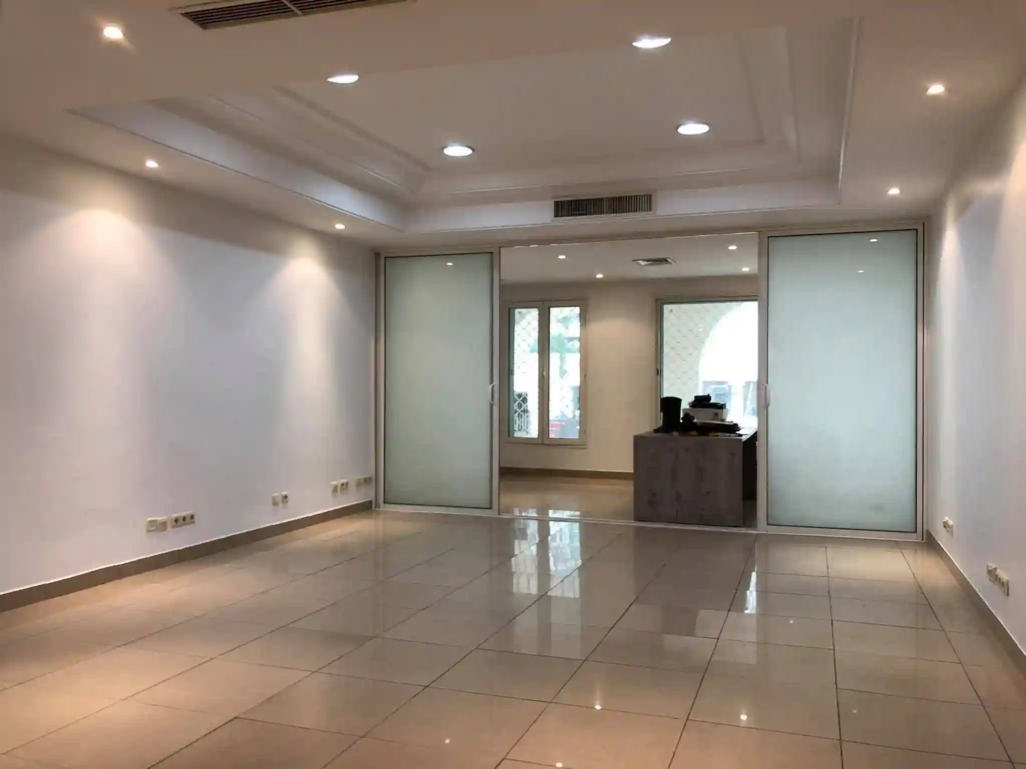 Bureau a3 Haut Standing à Ennasr 2 Hedi Nouira à Cite Ennasr 2 - Vue 3