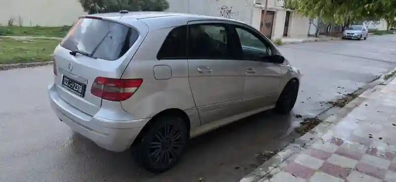 Mercedes Classe B Essence 2006 - Vue 3