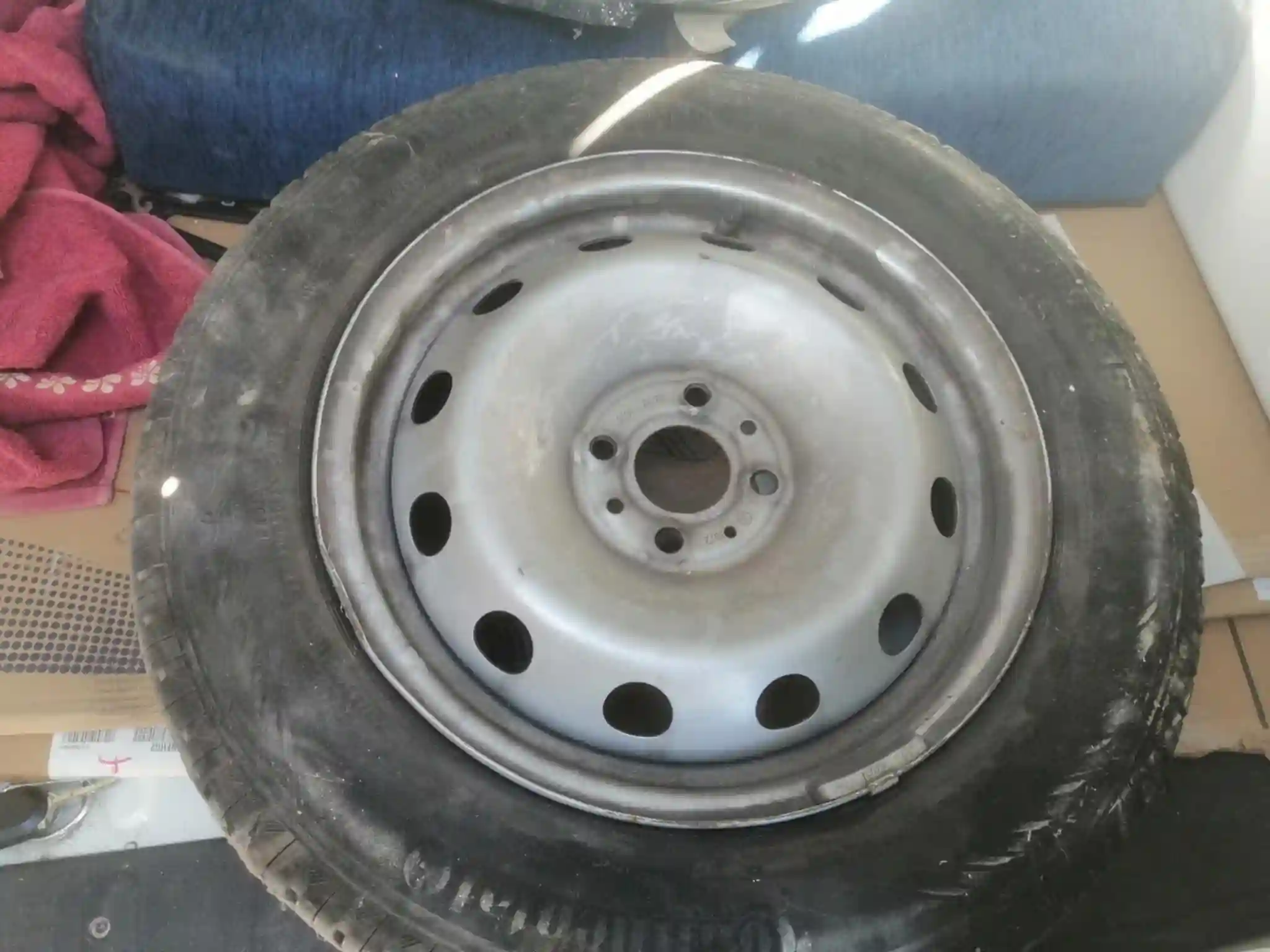 Pneu Avec Jante feu Avant Gauche Fiat Fiorino à El Menzah - Vue 2