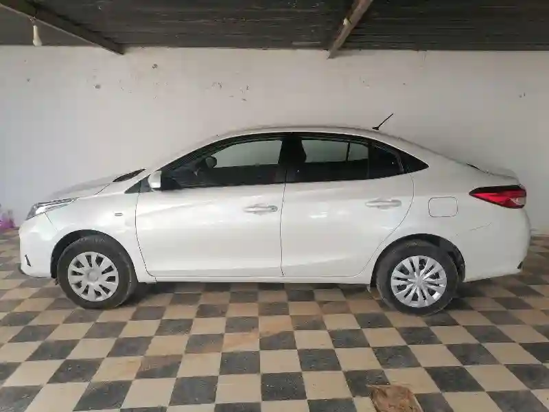 Toyota Yaris Essence 2021 - Vue 8