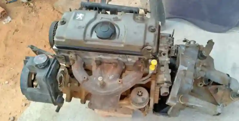 Moteur Peugeot 206 Avec Boîte Et Accessoires - Vue 2