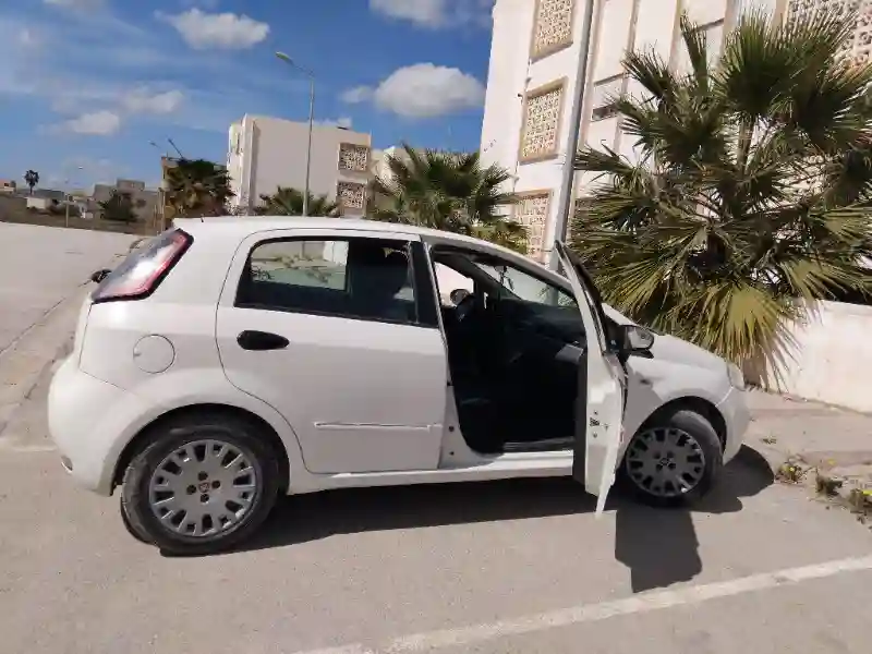 Fiat Grande Punto Essence 2013 - Vue 4