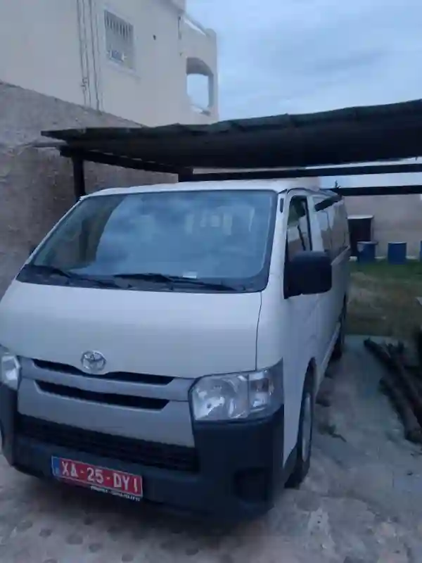 Toyota Hi Ace Diesel 2025 - Vue 8