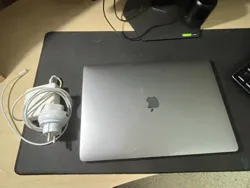 Macbook pro i7 15 Inch Tres bon Etat à La Soukra