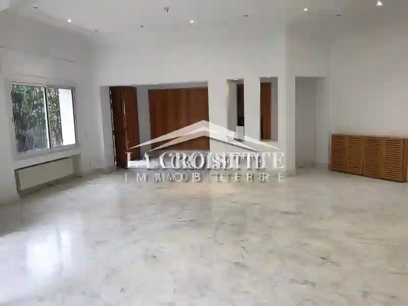 Villa s+5 à ain Zaghouan Nord Pour un Usage Bureautique Mbl05160