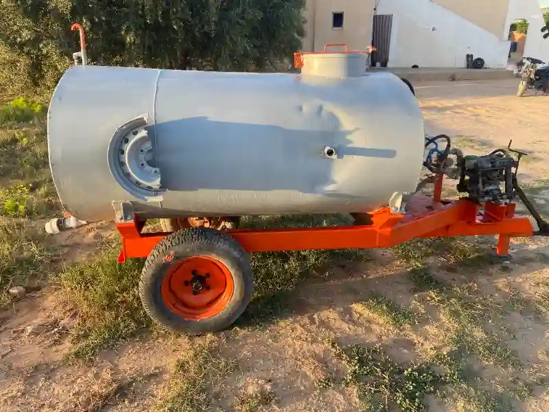 Pompe De Traitement Agricole Pulvérisateur Avec Citerne 2000l - Vue 2