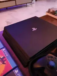 PS4 pro 4k Avec 2 Manettes + 1 Manette pro Razer Raiju et 7 Jeux