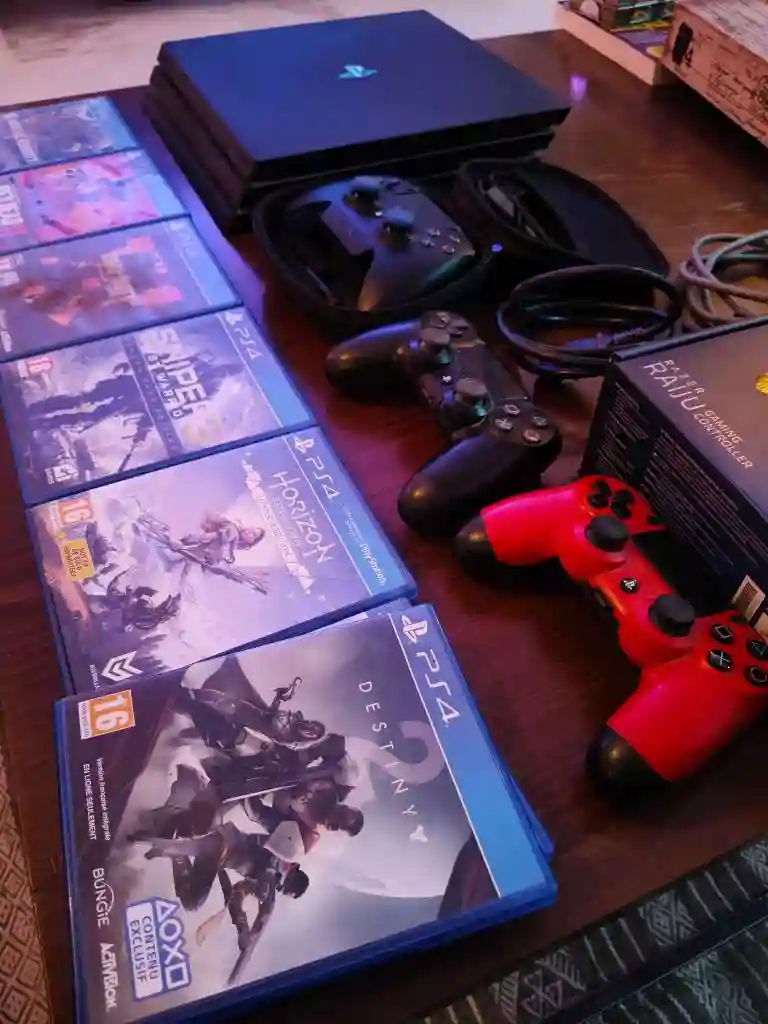 PS4 pro 4k Avec 2 Manettes + 1 Manette pro Razer Raiju et 7 Jeux - Vue 1