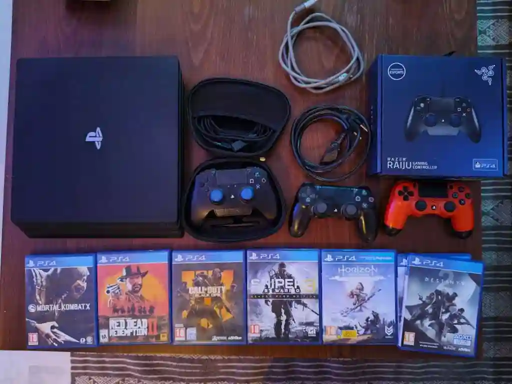 PS4 pro 4k Avec 2 Manettes + 1 Manette pro Razer Raiju et 7 Jeux - Vue 2