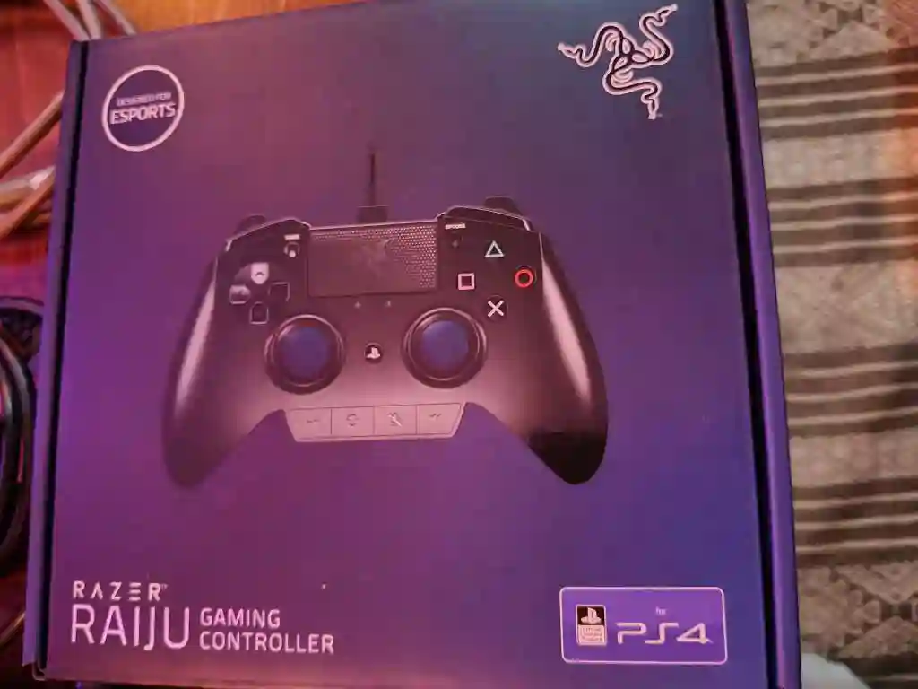 PS4 pro 4k Avec 2 Manettes + 1 Manette pro Razer Raiju et 7 Jeux - Vue 3