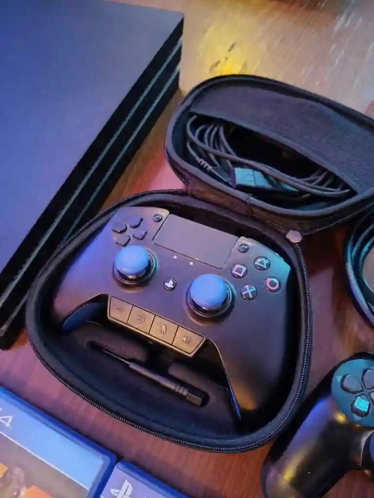 PS4 pro 4k Avec 2 Manettes + 1 Manette pro Razer Raiju et 7 Jeux - Vue 4