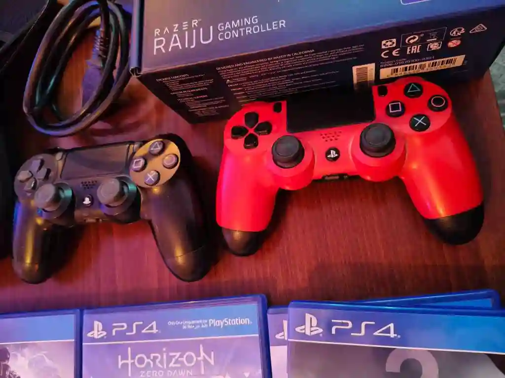 PS4 pro 4k Avec 2 Manettes + 1 Manette pro Razer Raiju et 7 Jeux - Vue 5