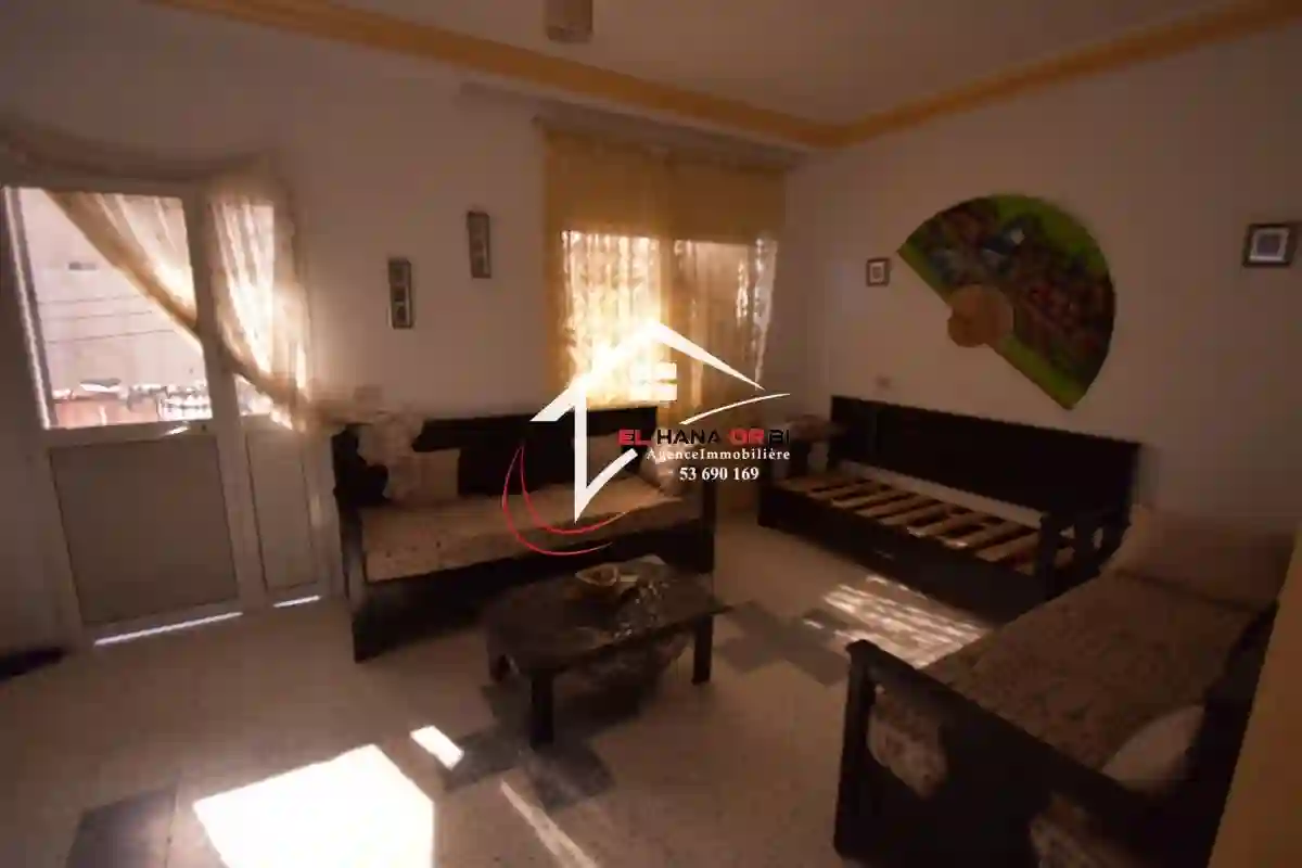 Petite Immeuble de Trois Appartements Avec Garage à Vendre