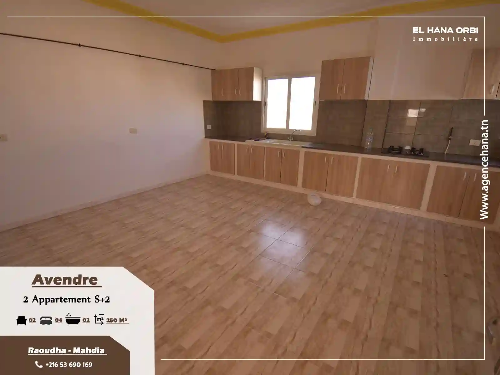 Petite Immeuble de Trois Appartements Avec Garage à Vendre - Vue 2