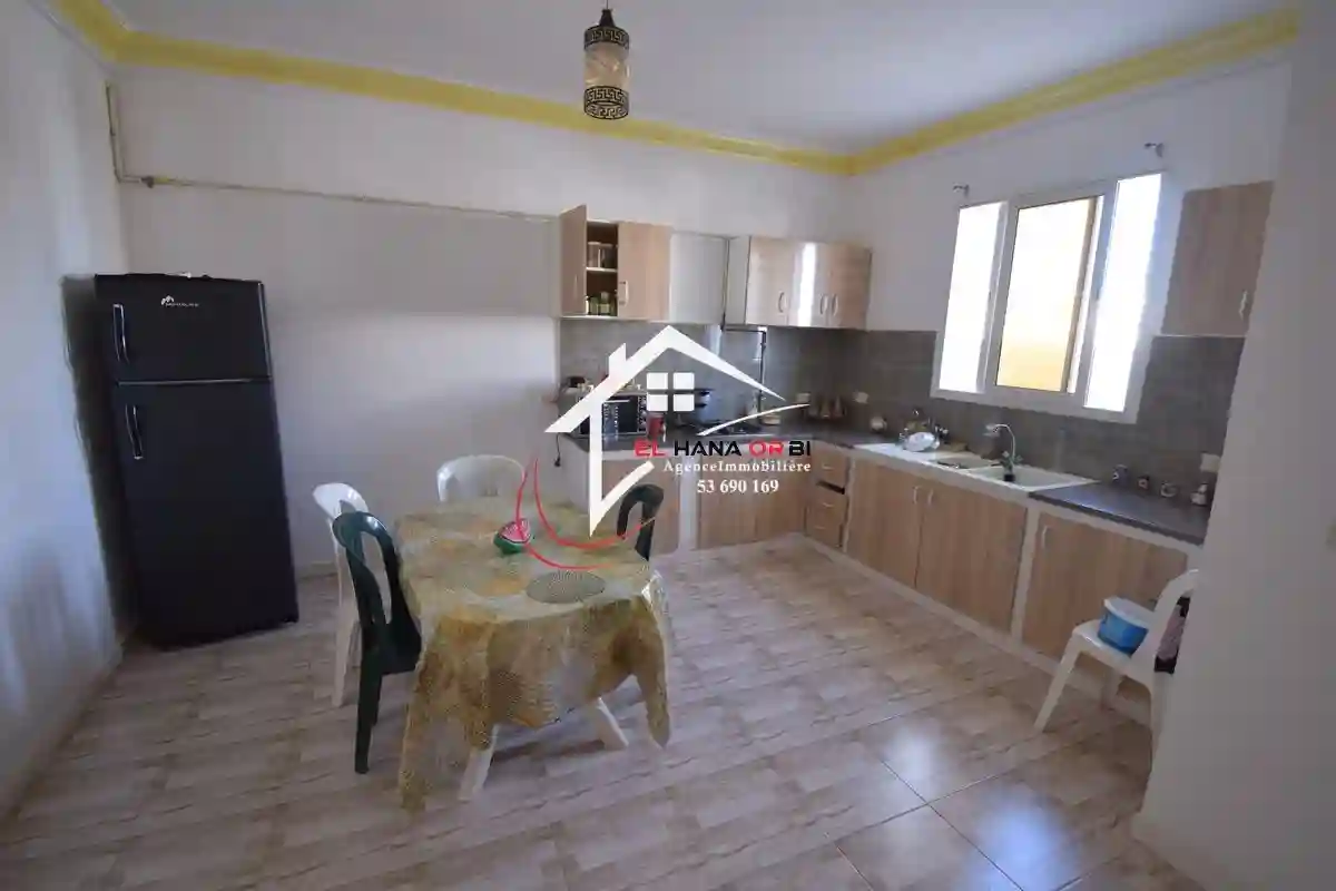 Petite Immeuble de Trois Appartements Avec Garage à Vendre - Vue 3