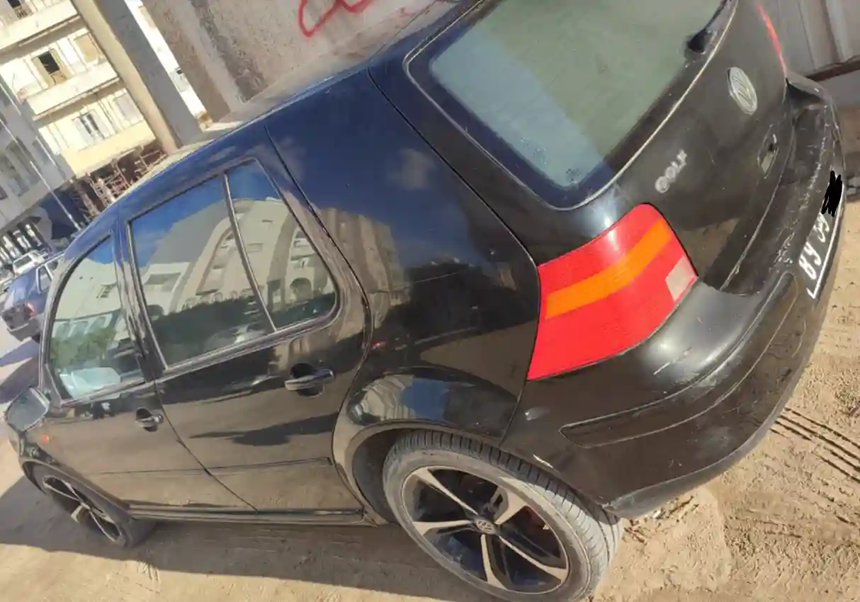 Golf 4 Essence 5cv à Sakiet Eddaier - Vue 3