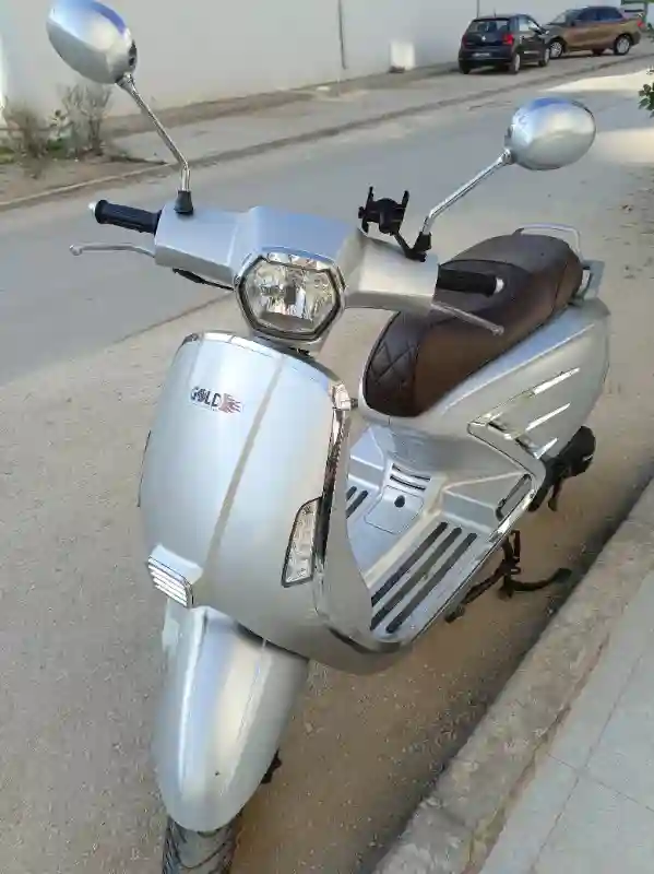 A Vendre Scooter - Vue 1