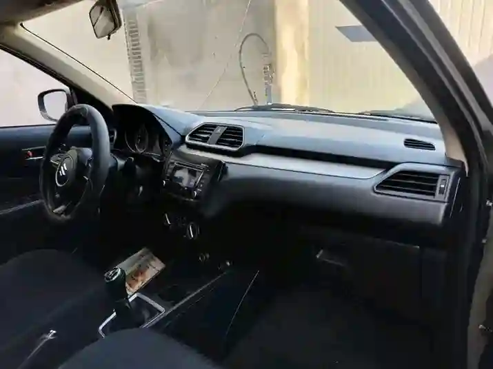 Suzuki Swift Essence 2021 - Vue 3