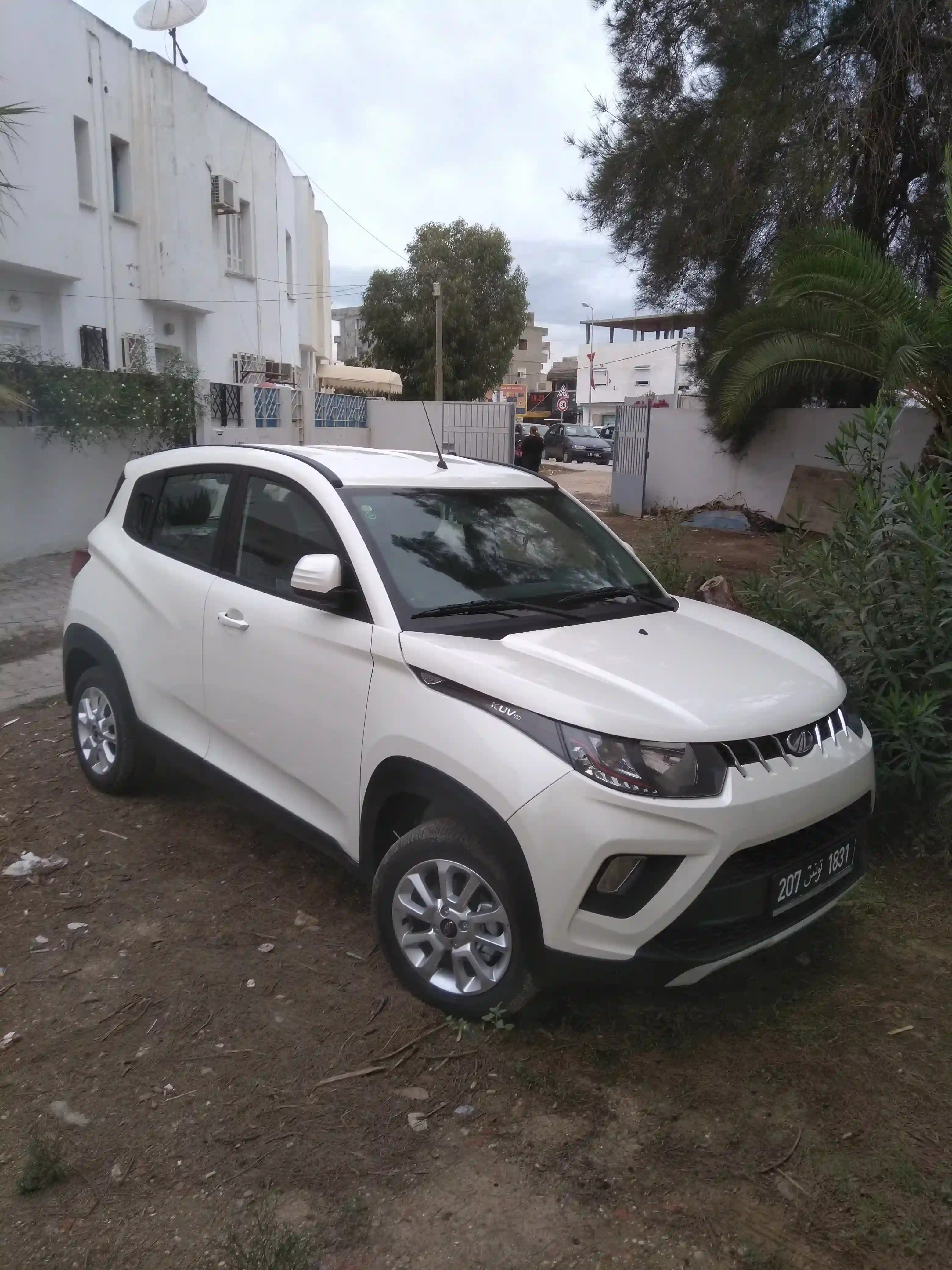 Voiture Mahindra 100 k8 à Ain Zaghouan