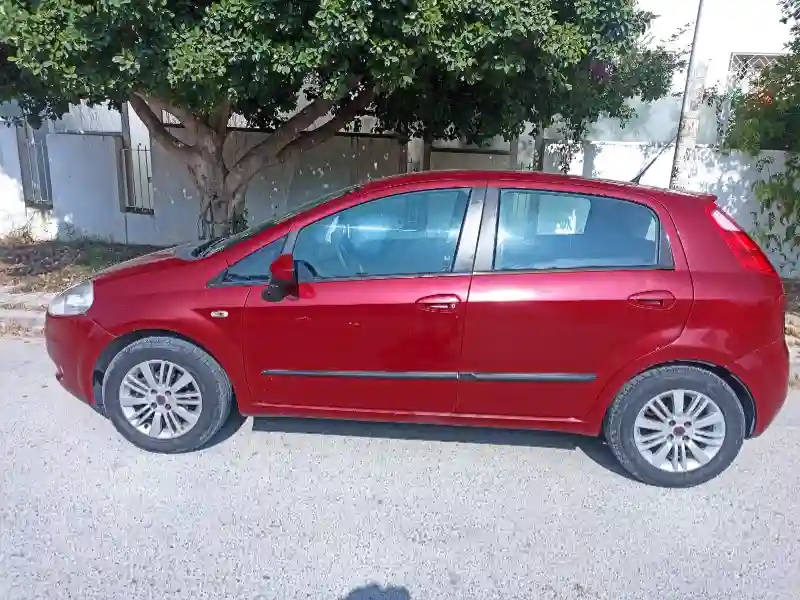 Fiat Grande Punto Essence 2009 - Vue 1