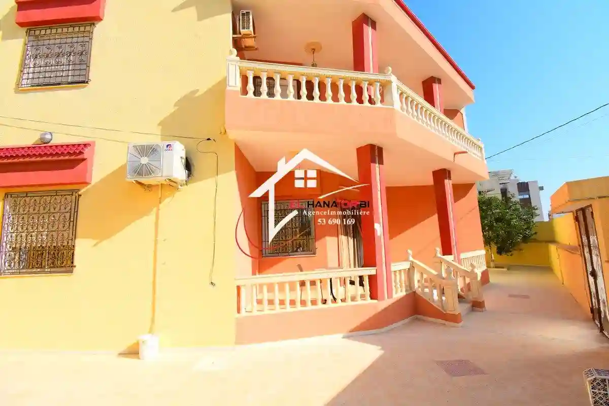 À Vendre Villa sur Deux Étages À Ksar Hlel - Vue 3