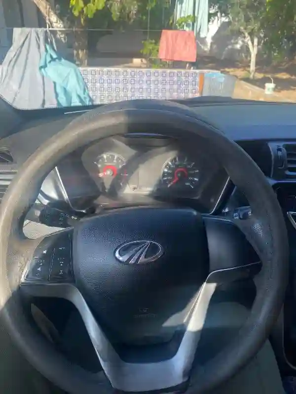 Mahindra KUV 100 Essence 2019 - Vue 1