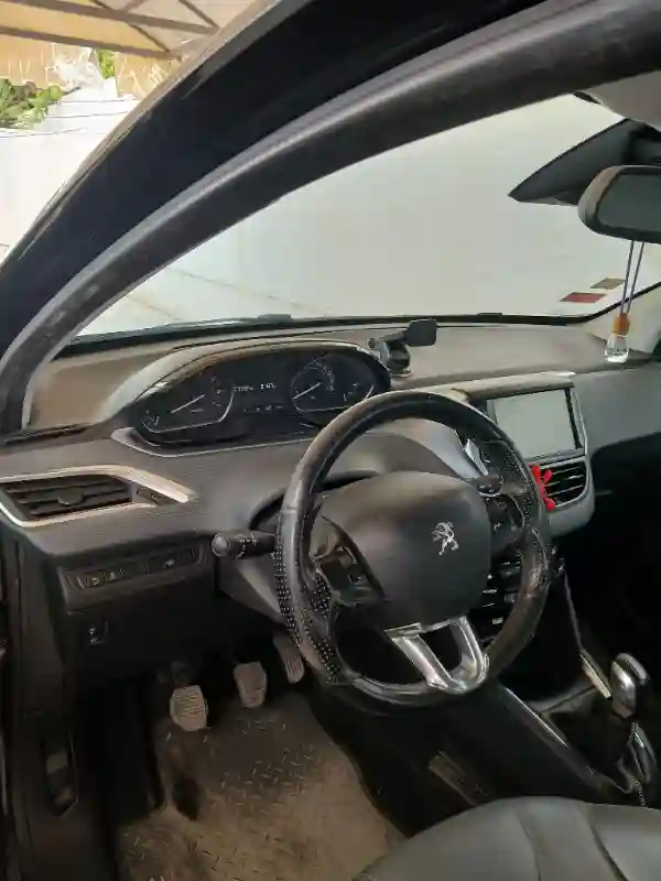 Peugeot 208 Essence 2018 - Vue 1