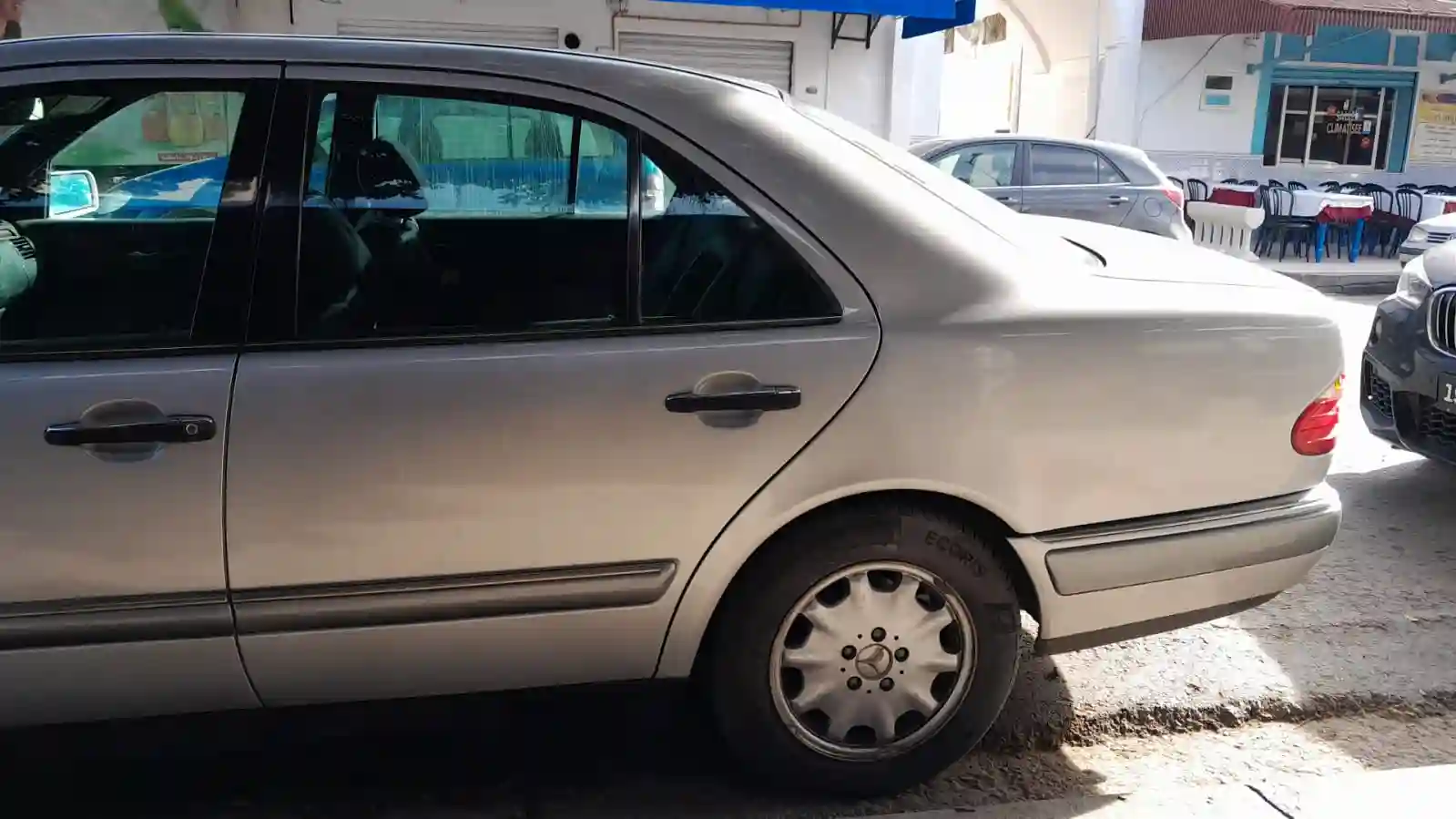 Mercedes W210 E250d Elegance Première Main à Cite Oplympique - Vue 1
