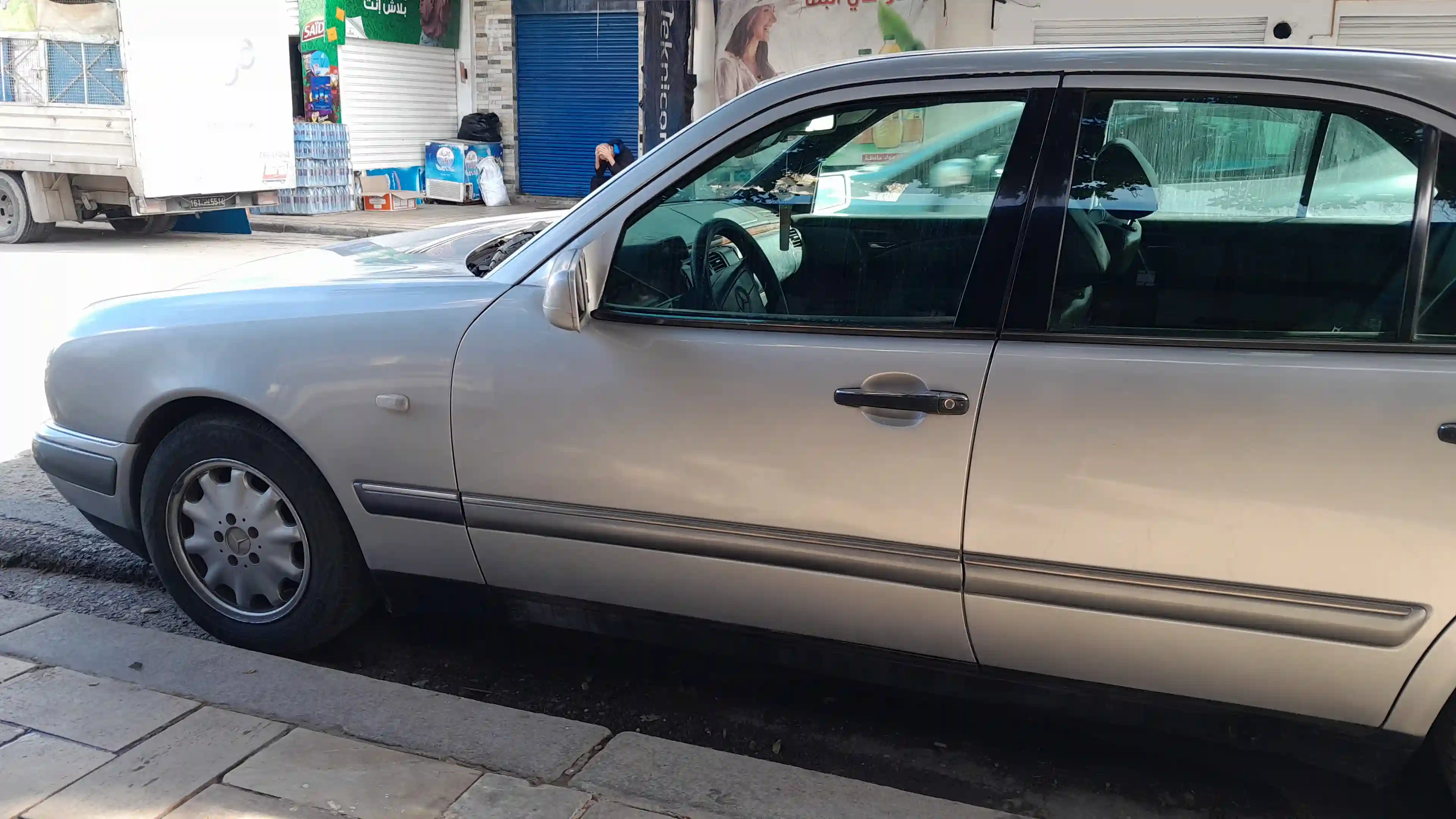 Mercedes W210 E250d Elegance Première Main à Cite Oplympique - Vue 4