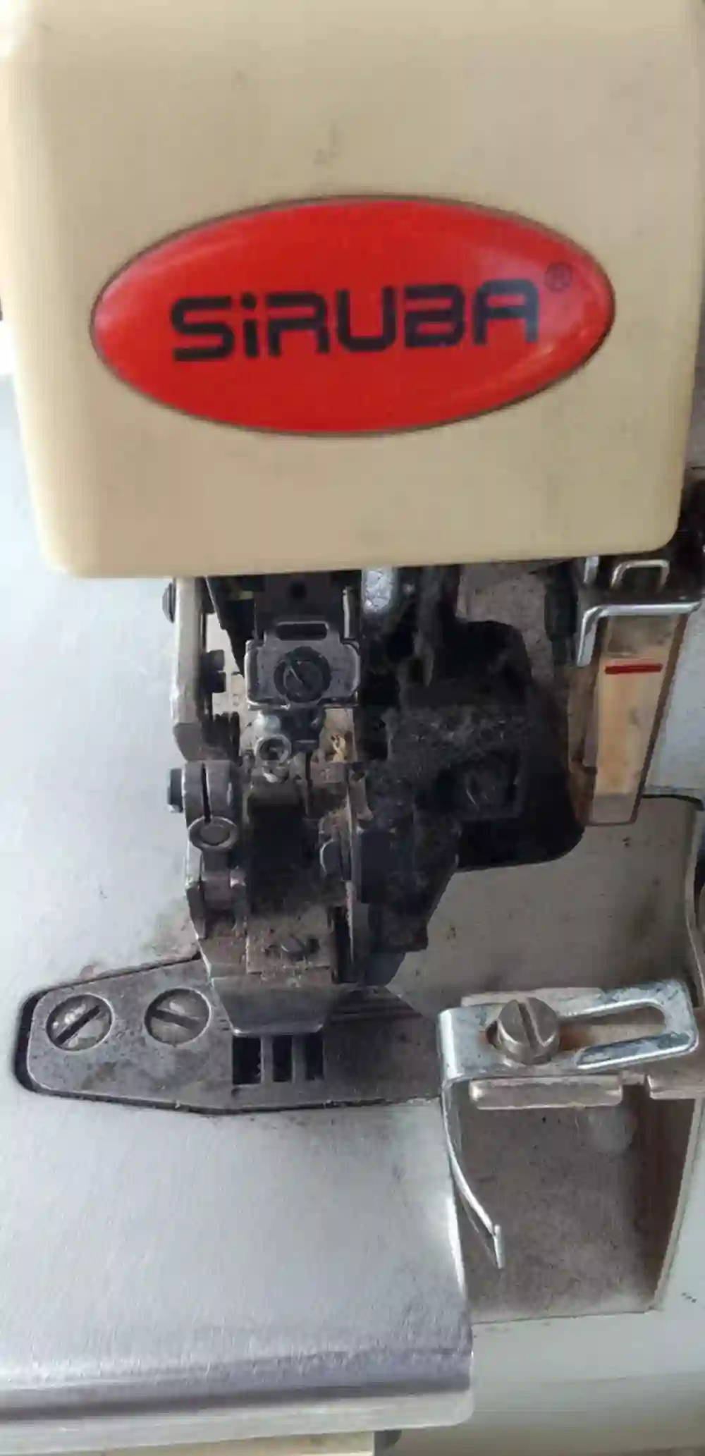 Machine a Coudre Surjeteuse 4 Fils