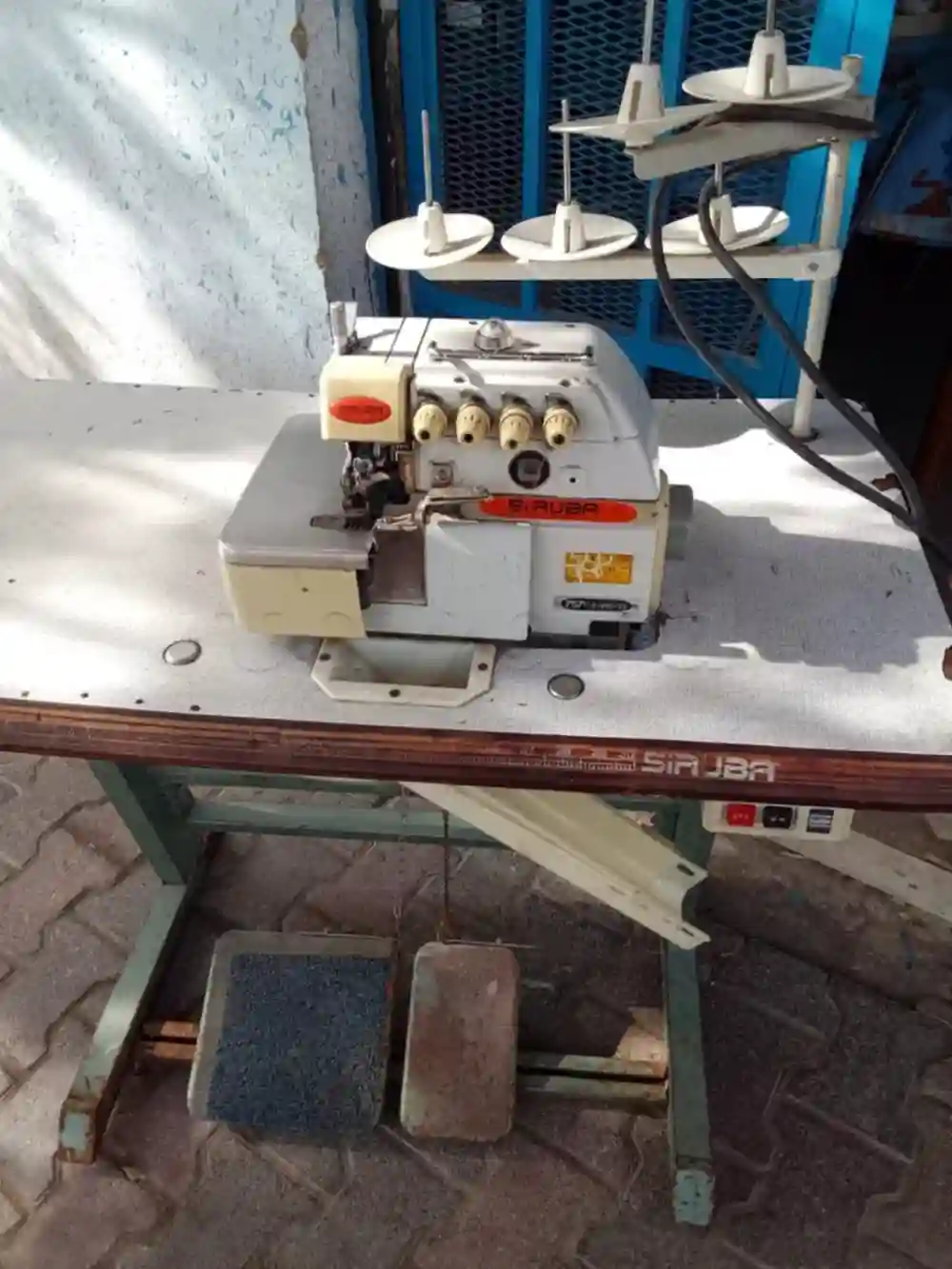 Machine a Coudre Surjeteuse 4 Fils - Vue 1