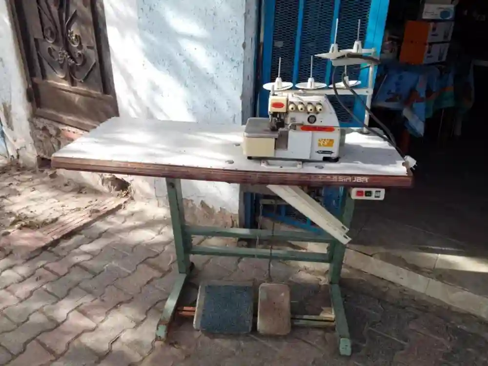 Machine a Coudre Surjeteuse 4 Fils - Vue 2