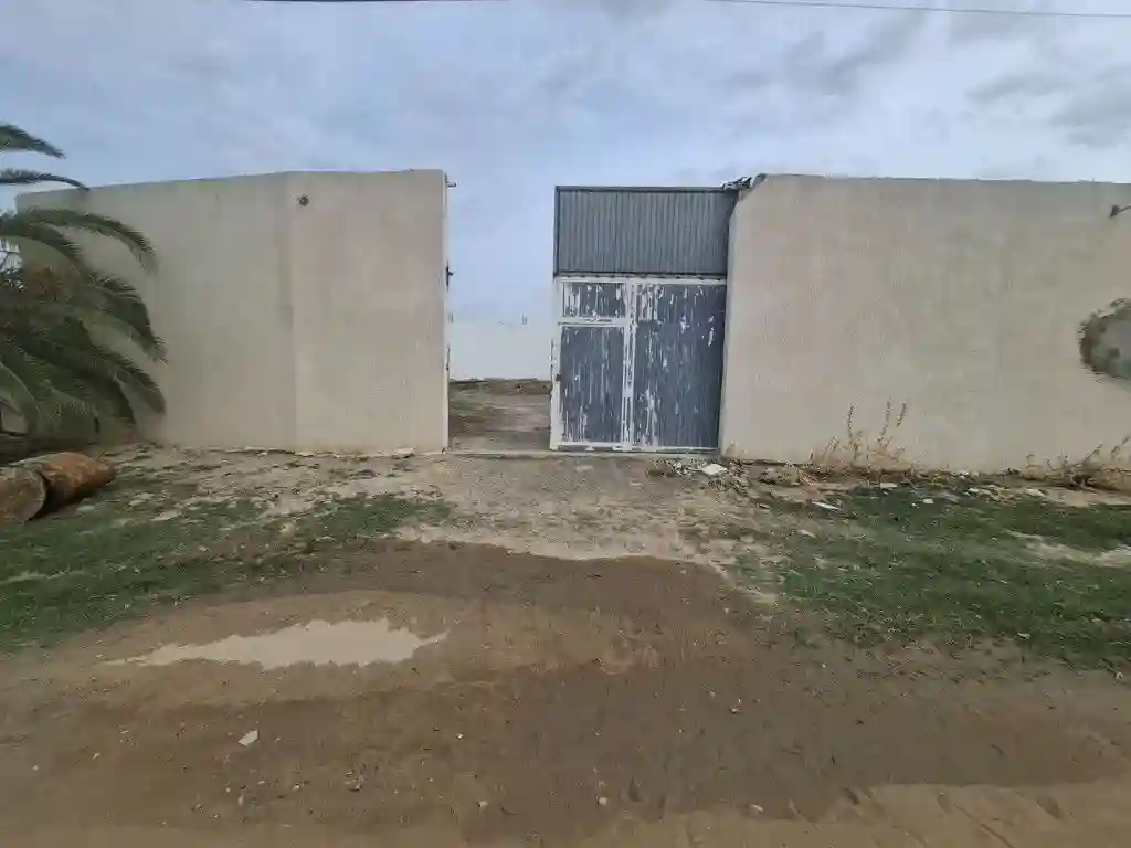 À Louer Dépôt 1000 m² Avec Grande Cour à Khlidia – Idéal - Vue 1