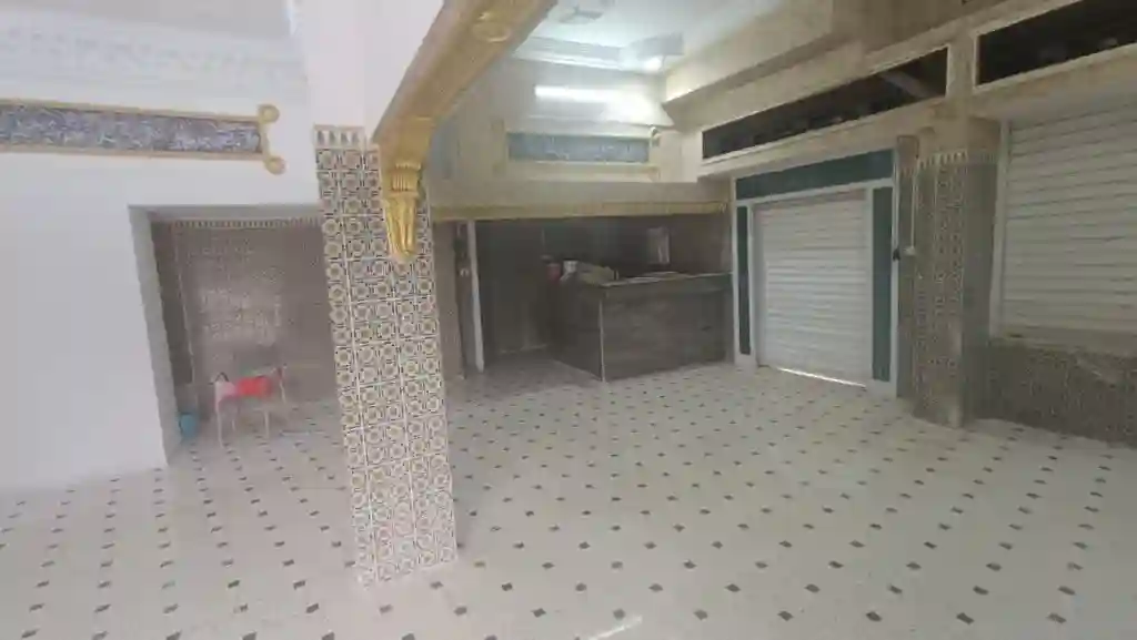 À Vendre – Local Commercial de 150 m² Avec Terrasse Idéal Pour s - Vue 3