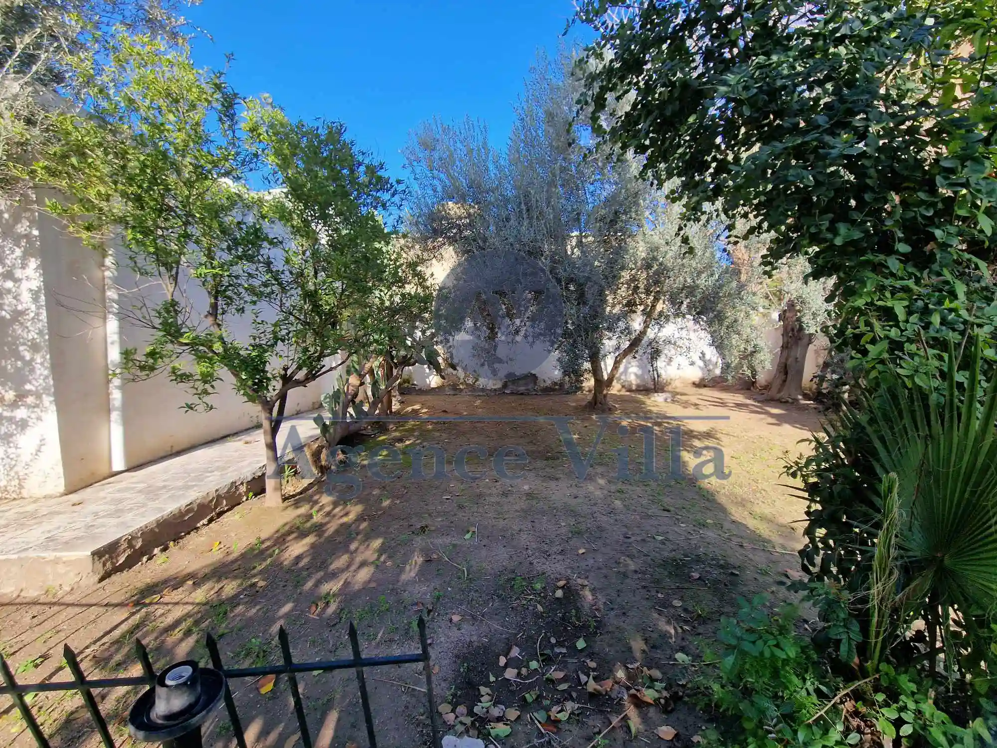 Une Villa sur Deux Niveaux à Borj Louzir à Borj Louzir - Vue 4