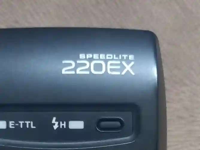 Canon 1100 Avec 2 Objectifs et Flash à El Kram - Vue 1