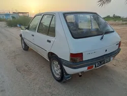 Peugeot 205 à Cite Des Oasis