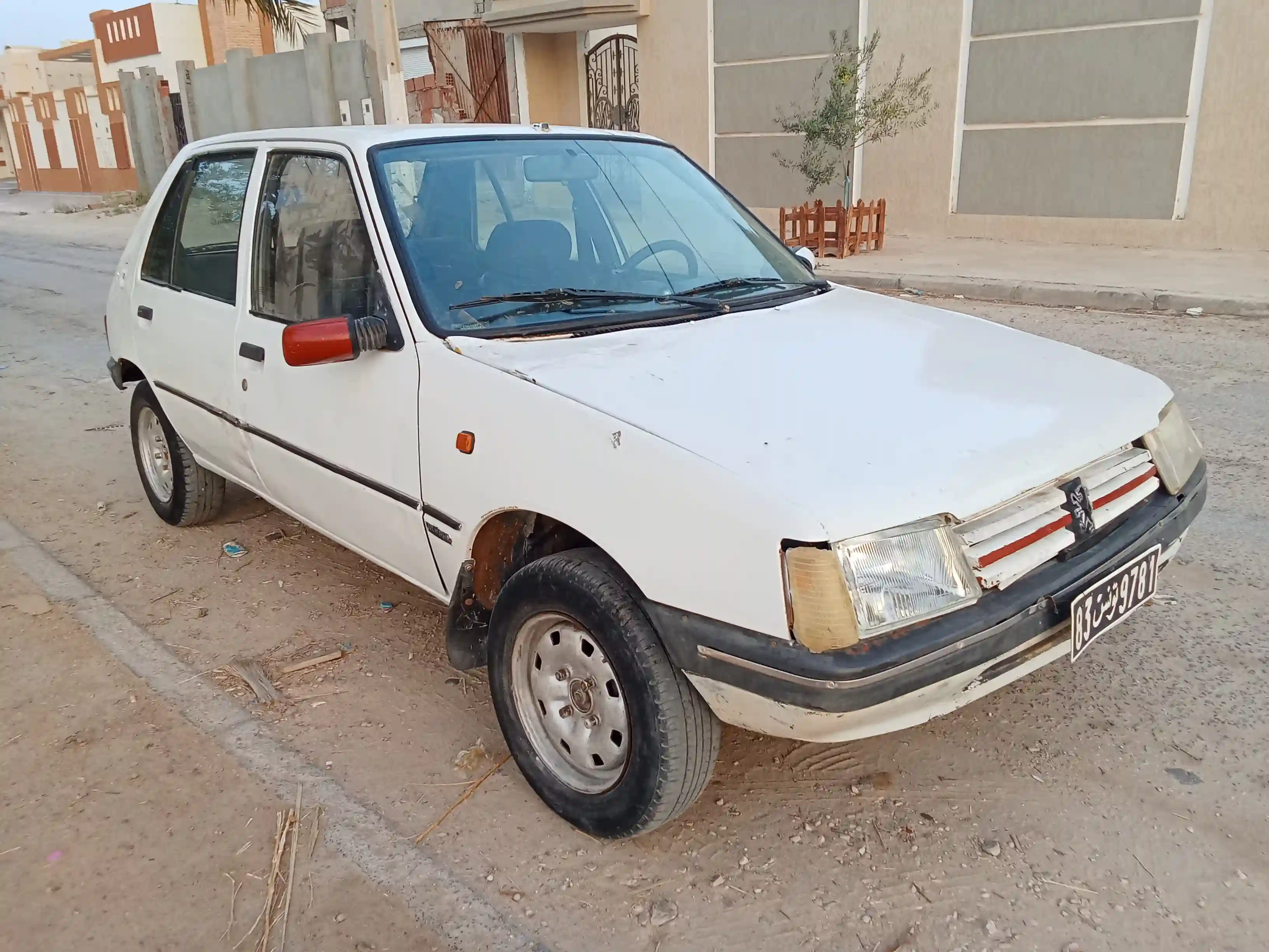 Peugeot 205 à Cite Des Oasis - Vue 1