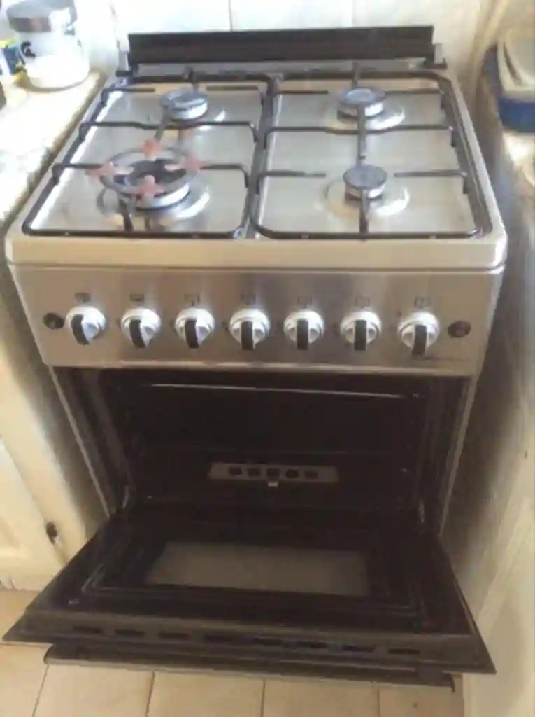 Cuisinière en Inox à Ariana Ville - Vue 1