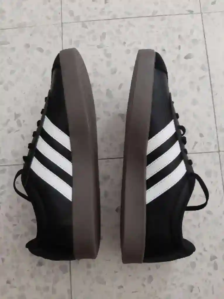 Sneaker Adidas - Vue 3