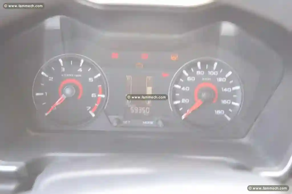 Mahindra Kuv100 K8 Tout Option - Vue 4