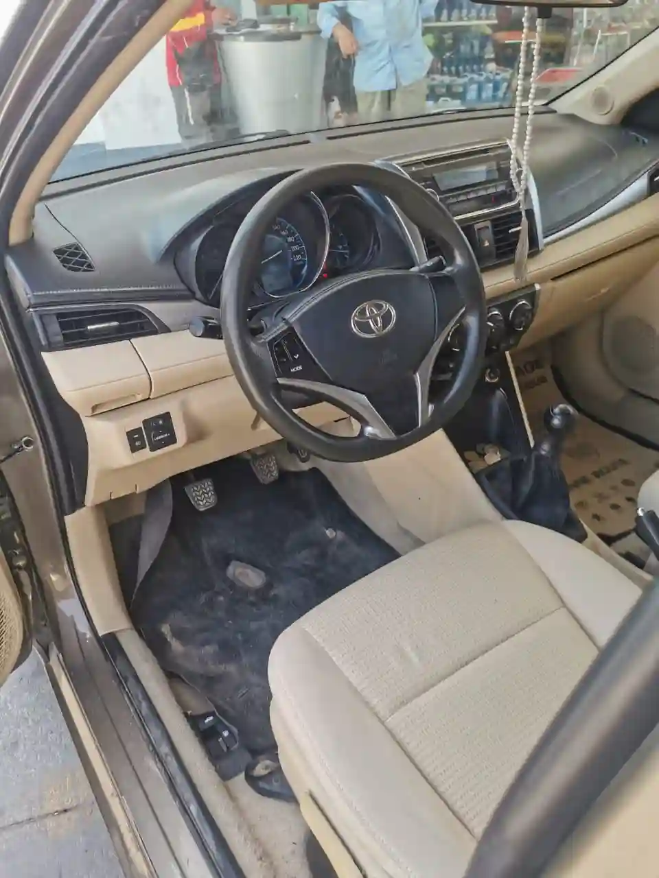 Yaris Sedan Modèle 2017 à El Menzah 7 - Vue 3